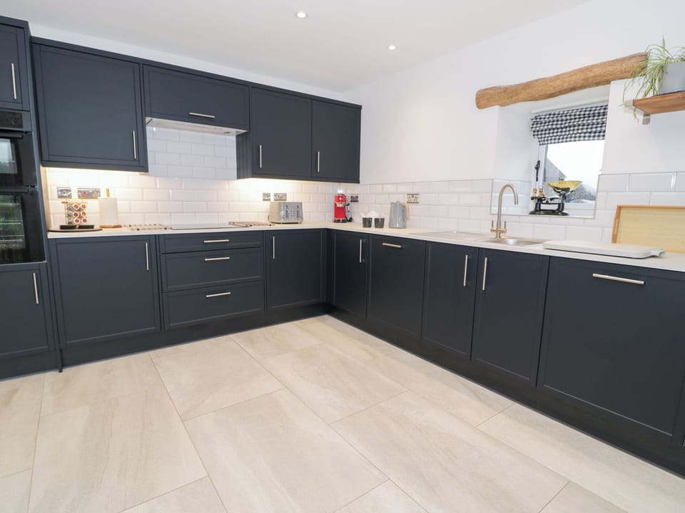 Cottage | Private kitchen | Fridge, dishwasher, electric kettle, toaster