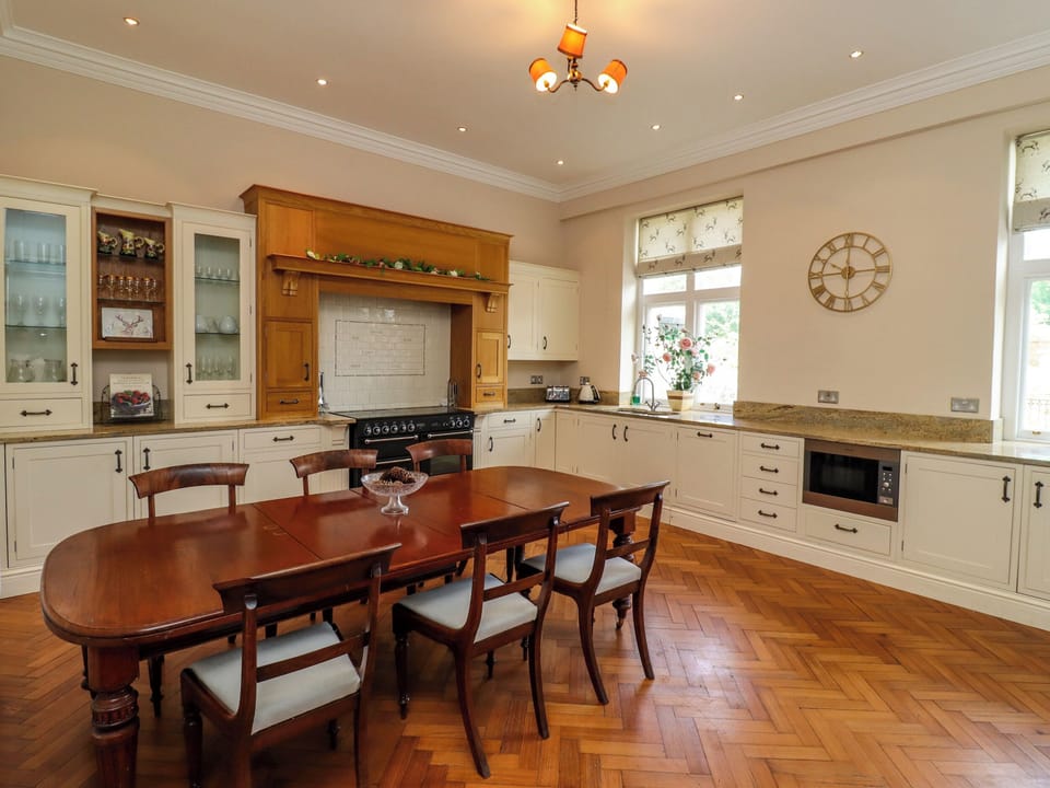 Cottage | Private kitchen | Dishwasher, electric kettle, toaster, cookware/dishes/utensils