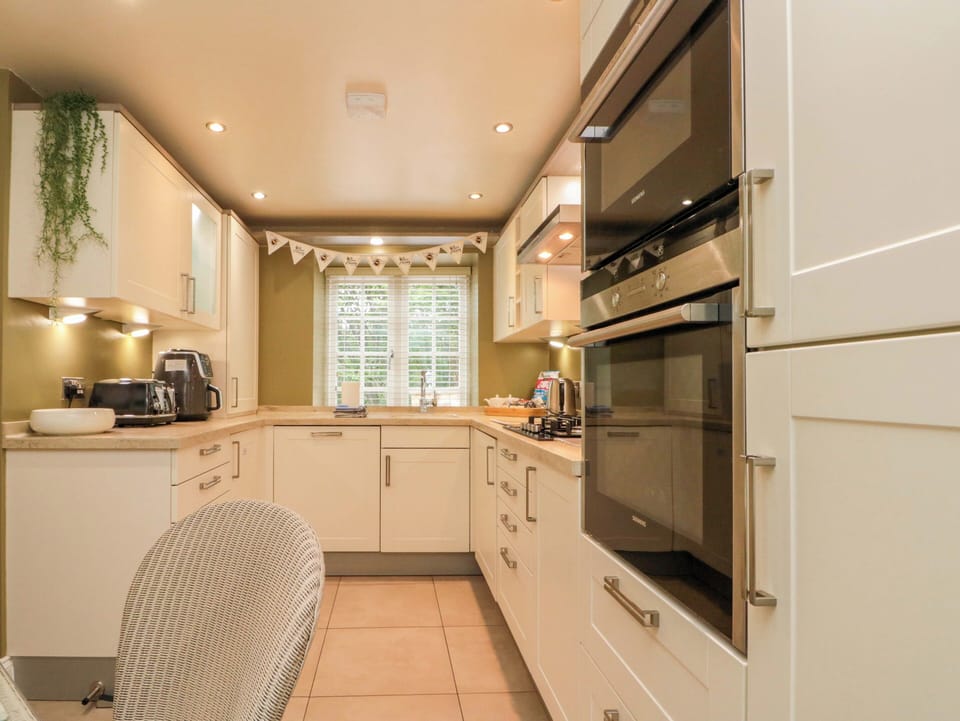 Cottage | Private kitchen | Fridge, dishwasher, electric kettle, toaster