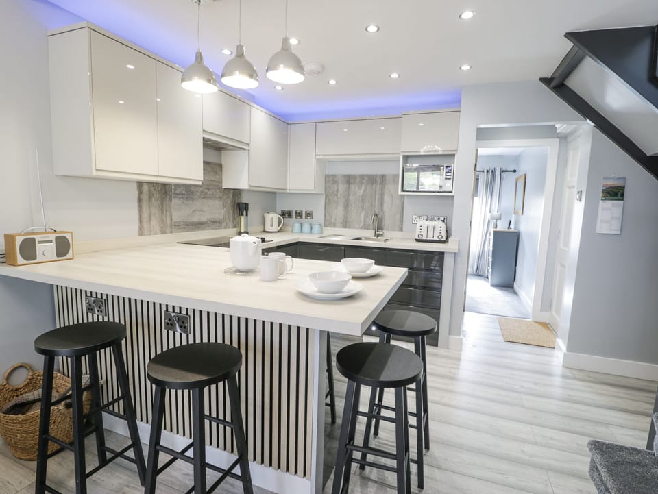 Cottage | Private kitchen | Fridge, dishwasher, electric kettle, toaster