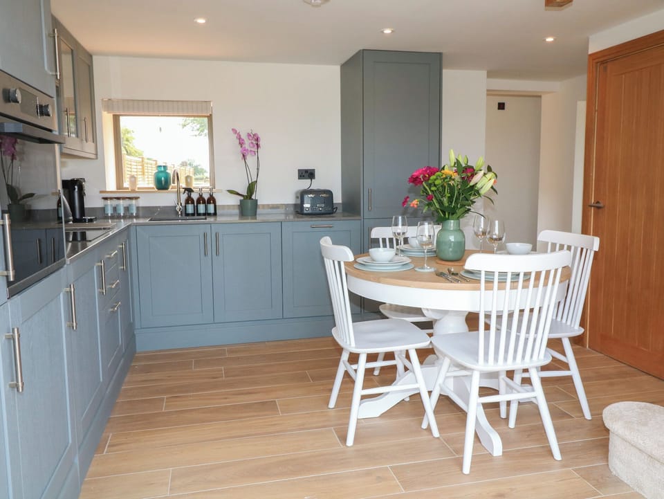 Cottage | Private kitchen | Fridge, dishwasher, electric kettle, cookware/dishes/utensils