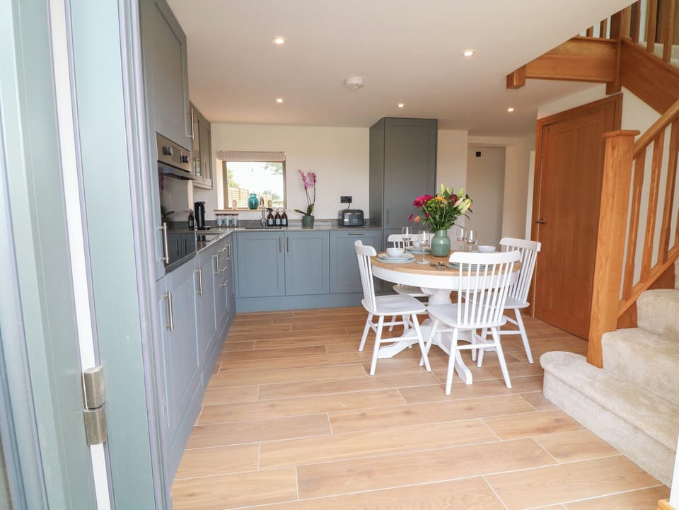 Cottage | Private kitchen | Fridge, dishwasher, electric kettle, cookware/dishes/utensils