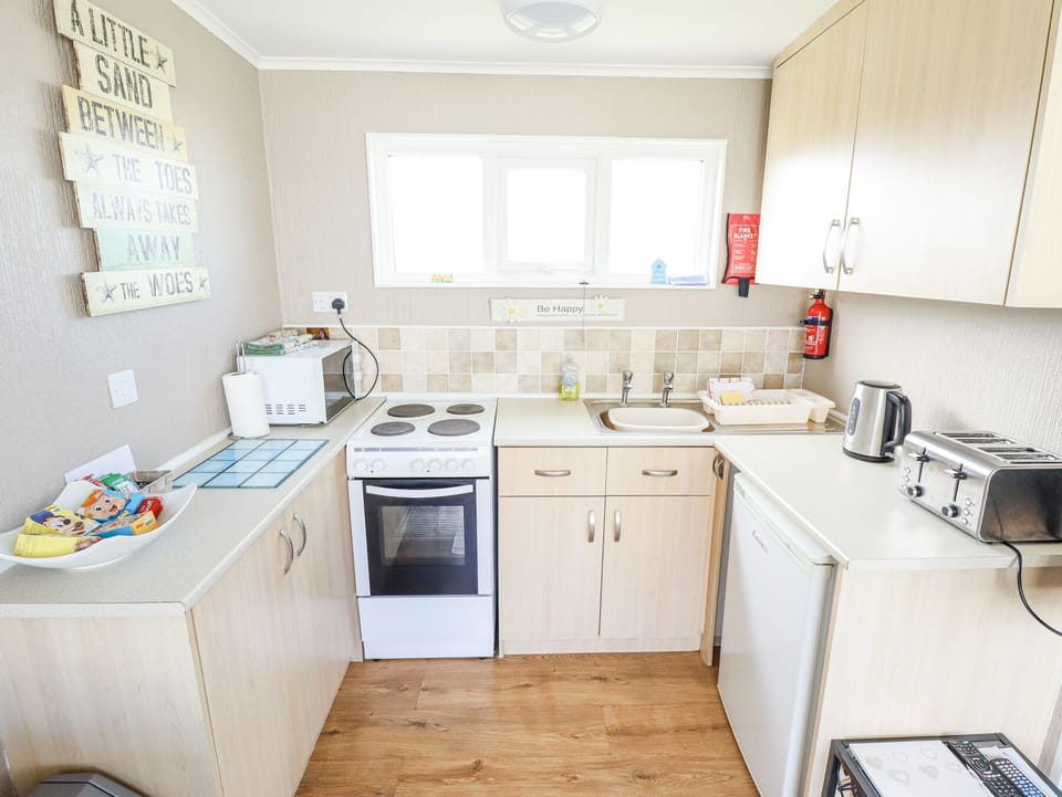 Cottage | Private kitchen | Fridge, electric kettle, toaster, cookware/dishes/utensils