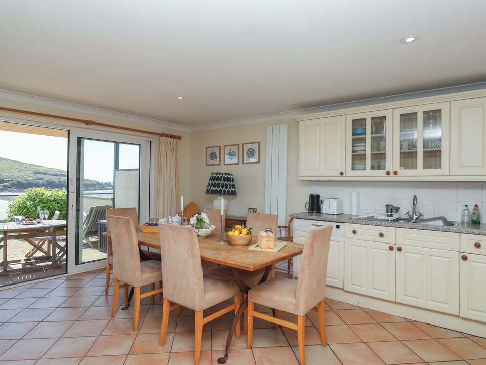 Cottage | Dining