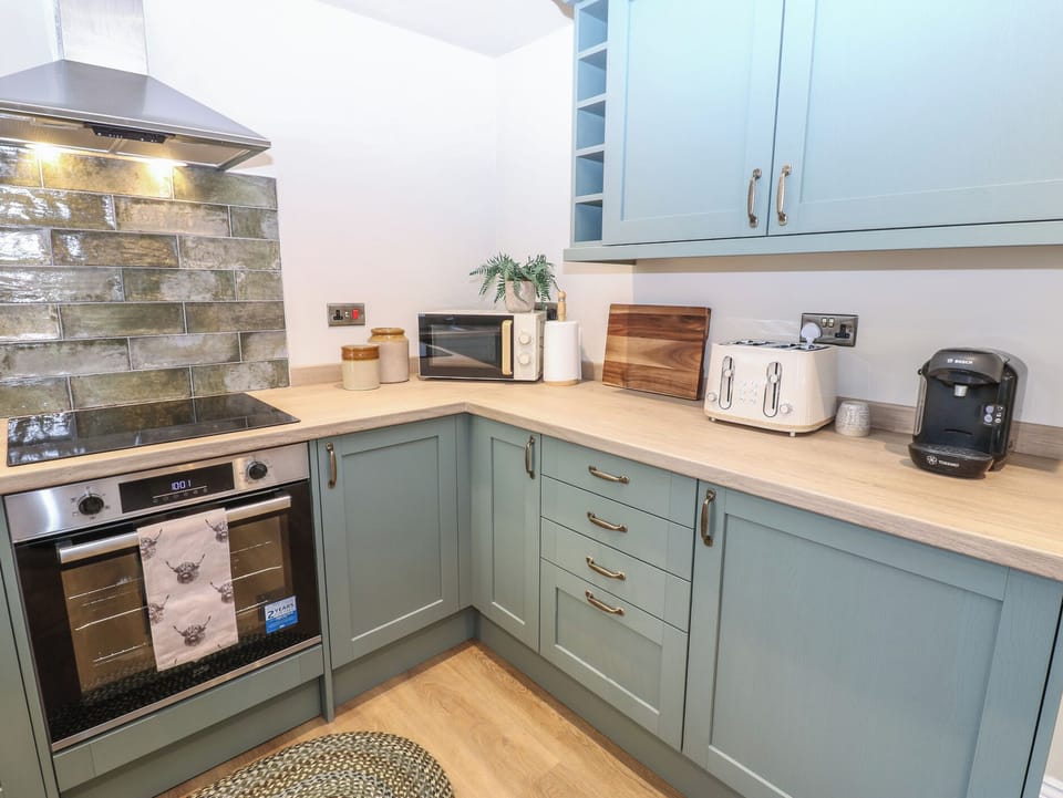 Fridge, dishwasher, cookware/dishes/utensils