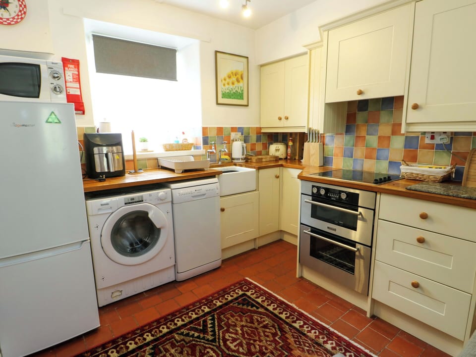 Cottage | Private kitchen | Fridge, dishwasher, electric kettle, toaster