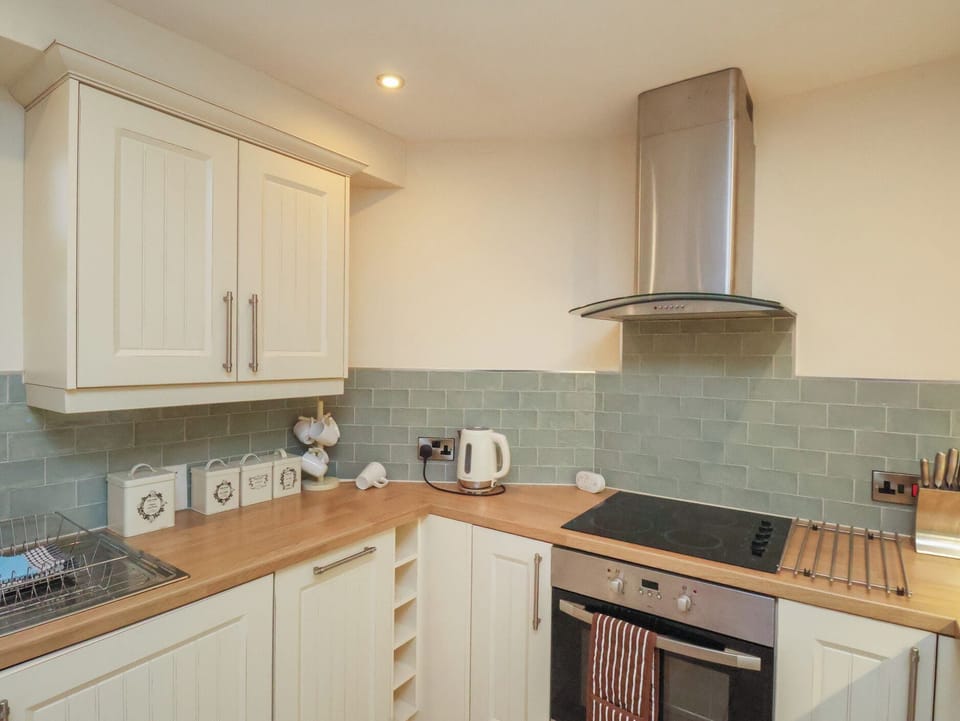 Fridge, microwave, dishwasher, cookware/dishes/utensils