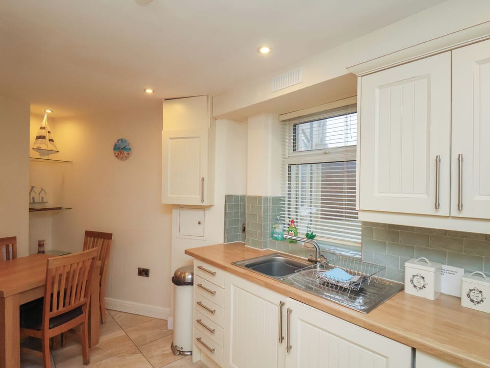 Fridge, microwave, dishwasher, cookware/dishes/utensils