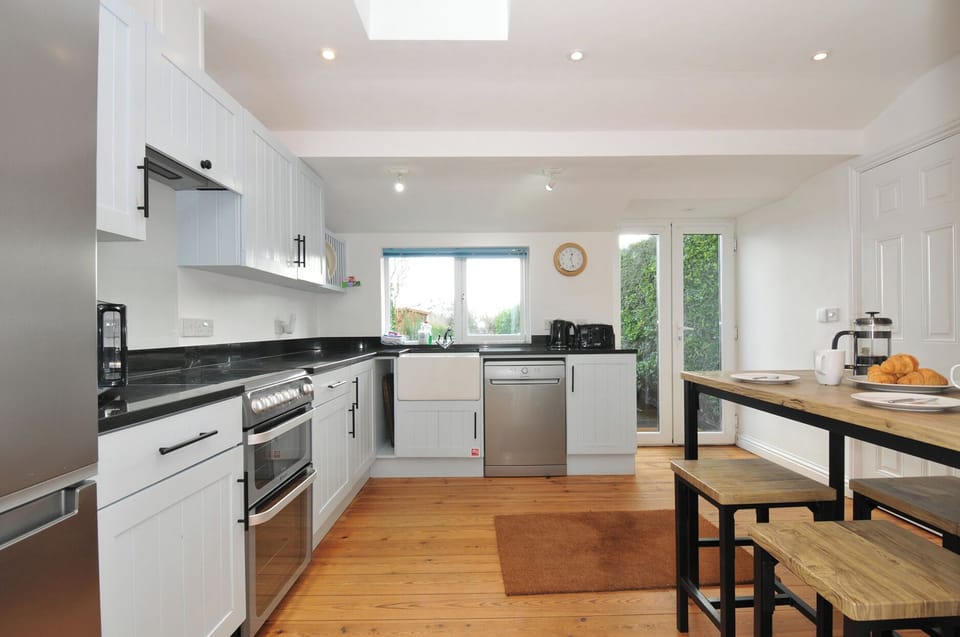 Cottage | Private kitchen | Fridge, dishwasher, cookware/dishes/utensils