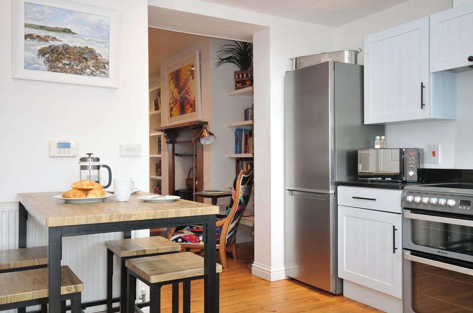 Cottage | Private kitchen | Fridge, dishwasher, cookware/dishes/utensils