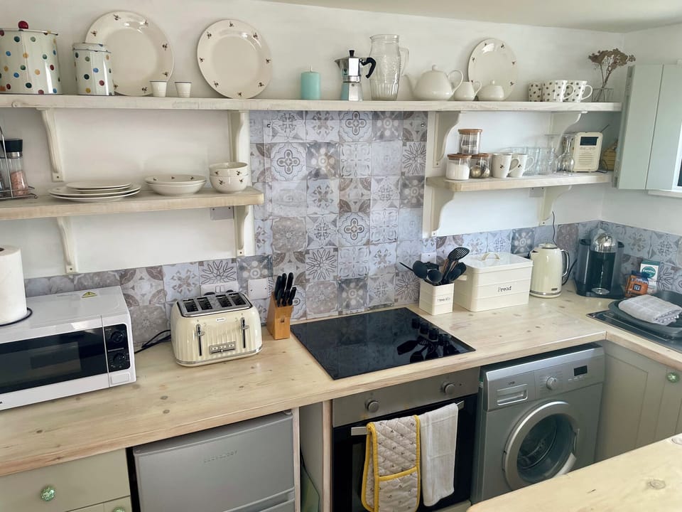Cottage | Private kitchen | Fridge, toaster, cookware/dishes/utensils