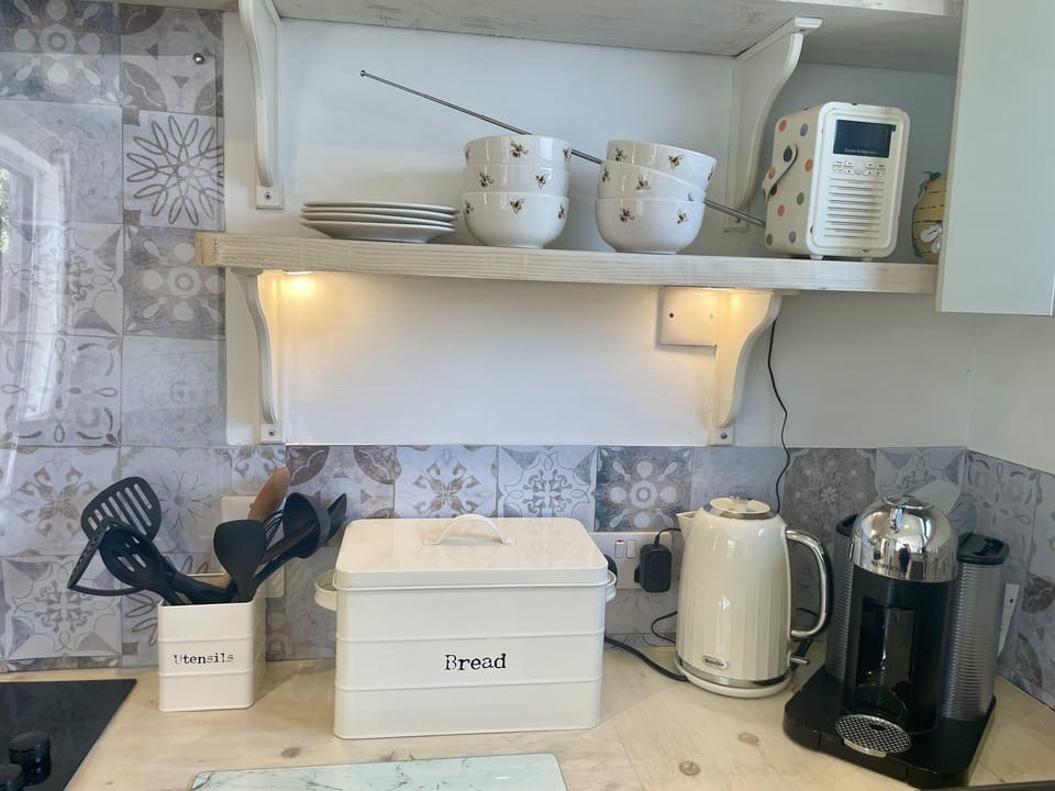 Cottage | Private kitchen | Fridge, toaster, cookware/dishes/utensils