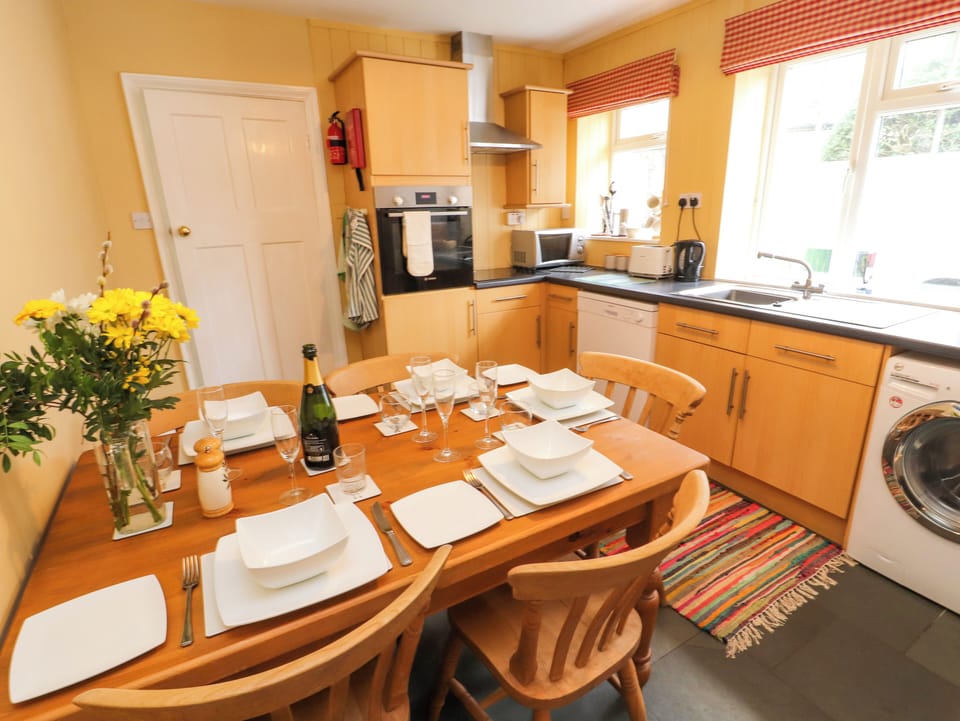 Fridge, dishwasher, cookware/dishes/utensils