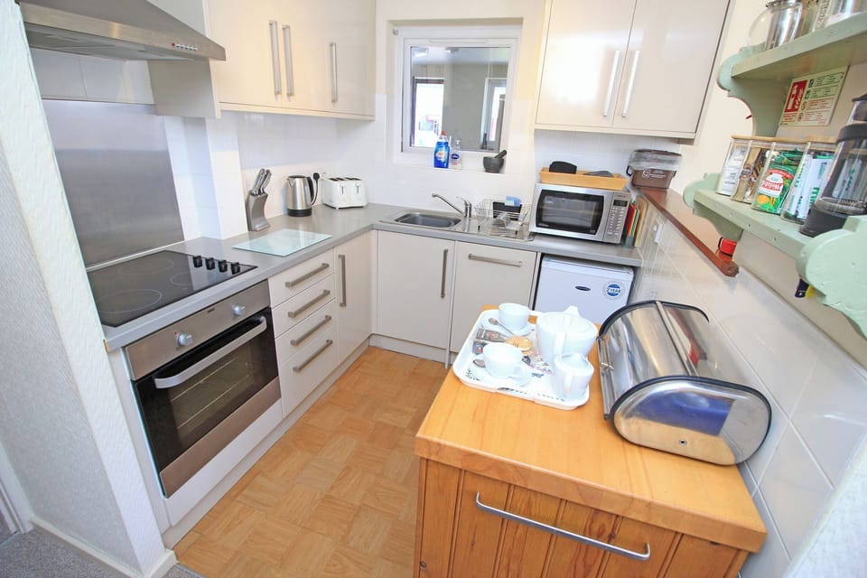Fridge, dishwasher, cookware/dishes/utensils