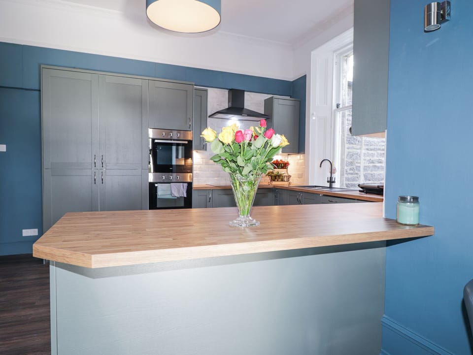 Cottage | Private kitchen | Fridge, dishwasher, cookware/dishes/utensils