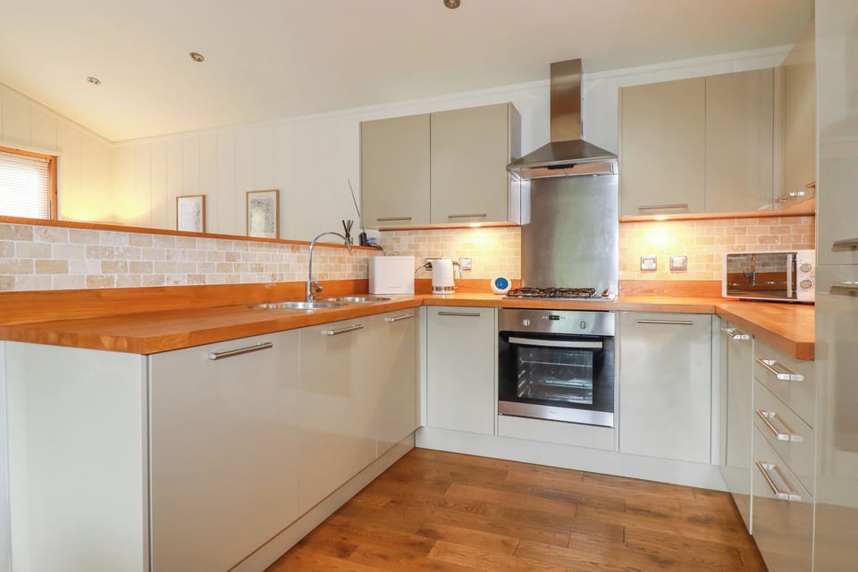 Fridge, dishwasher, electric kettle, cookware/dishes/utensils