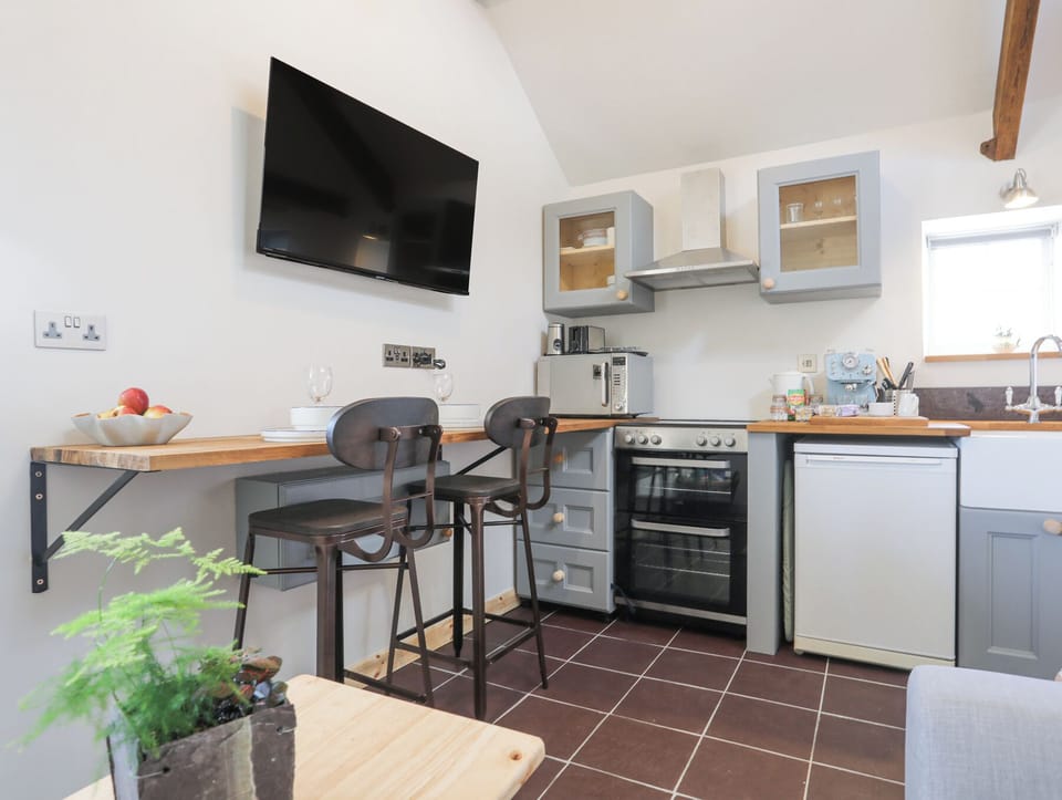 Cottage | Private kitchen | Fridge, microwave, toaster, cookware/dishes/utensils