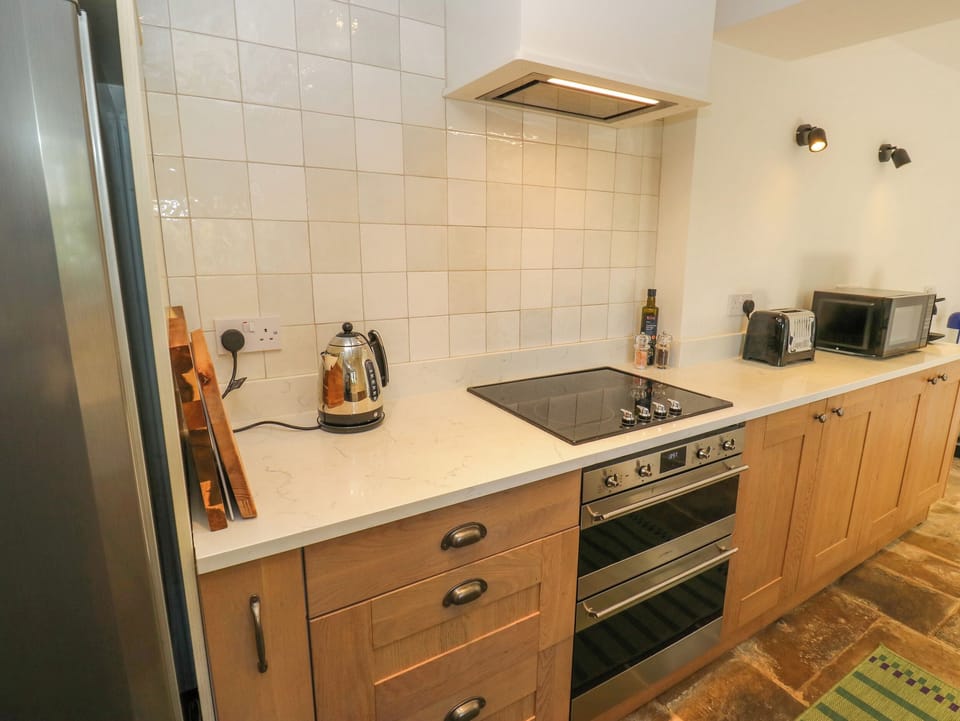 Fridge, dishwasher, electric kettle, cookware/dishes/utensils