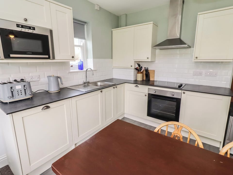 Cottage | Private kitchen | Fridge, dishwasher, electric kettle, toaster