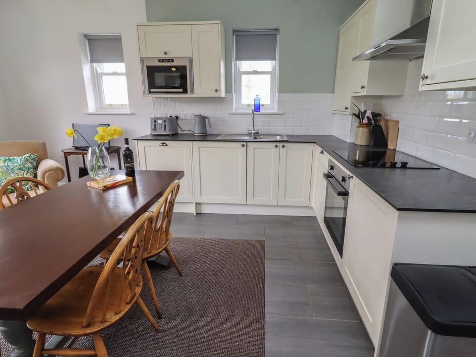 Cottage | Private kitchen | Fridge, dishwasher, electric kettle, toaster