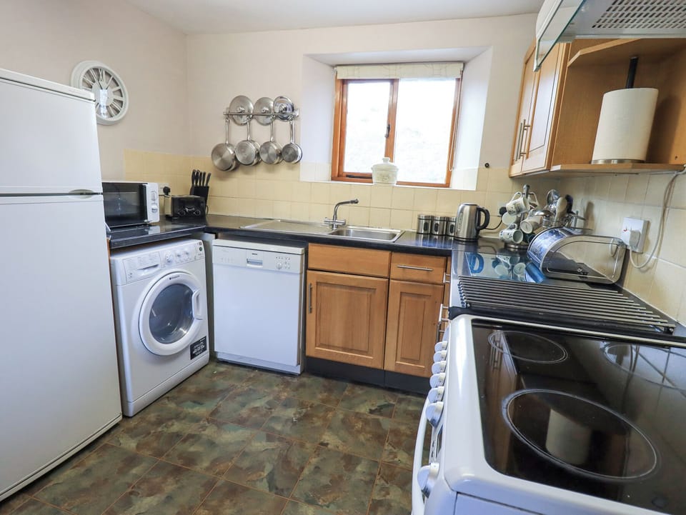 Fridge, microwave, dishwasher, cookware/dishes/utensils