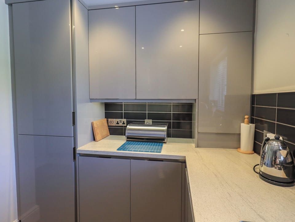 Cottage | Private kitchen | Fridge, dishwasher, electric kettle, toaster