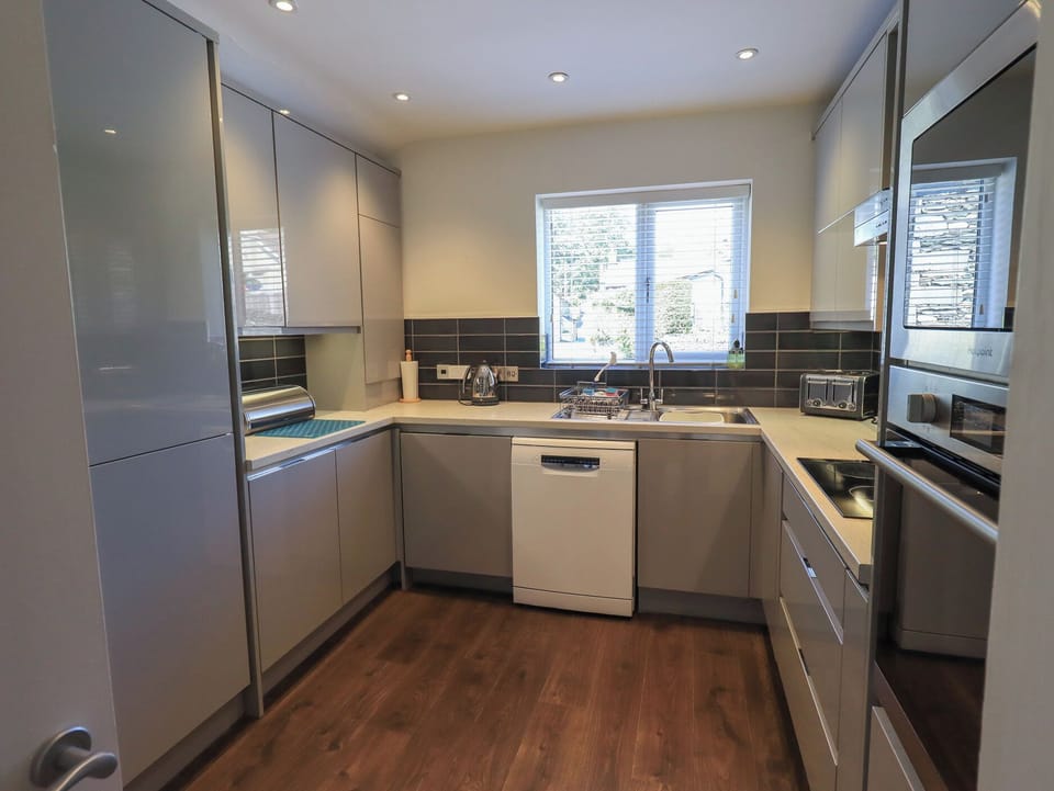 Cottage | Private kitchen | Fridge, dishwasher, electric kettle, toaster