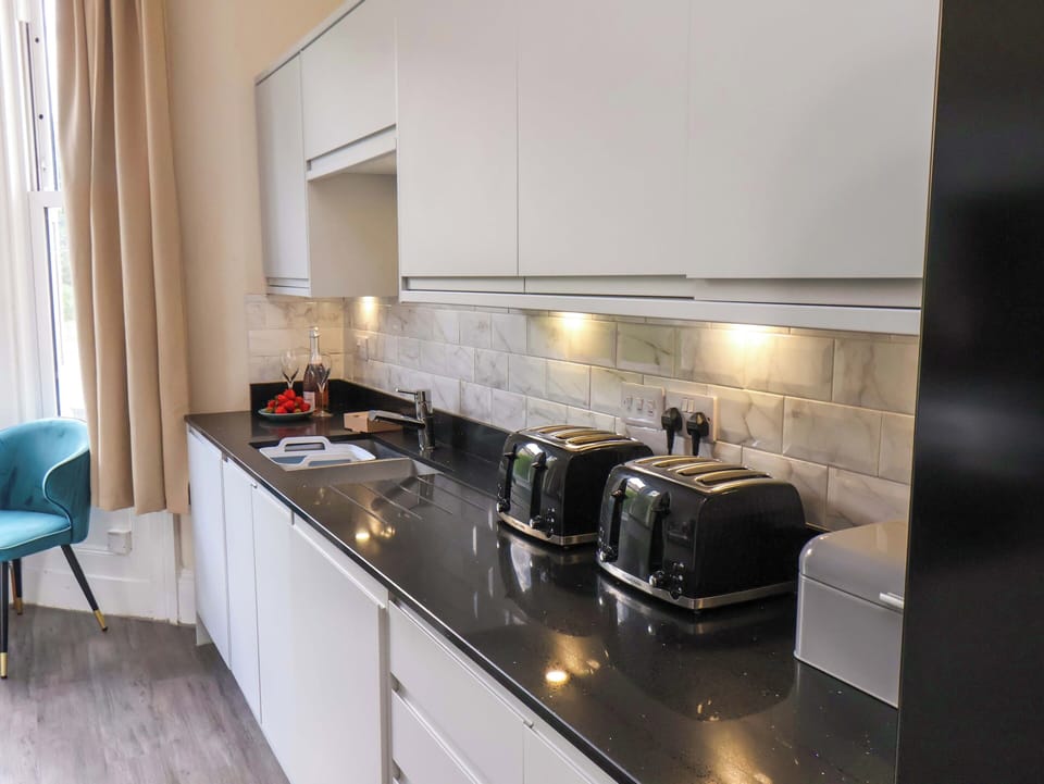 Cottage | Private kitchen | Dishwasher, cookware/dishes/utensils