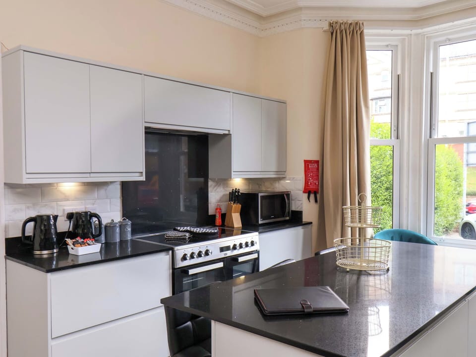 Cottage | Private kitchen | Dishwasher, cookware/dishes/utensils