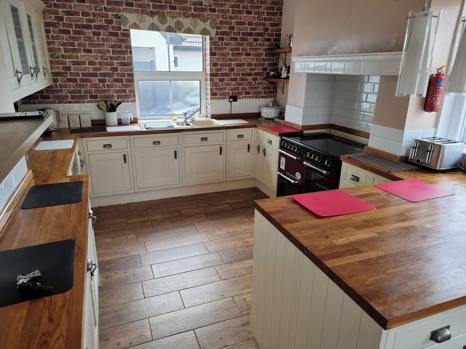 Fridge, dishwasher, electric kettle, toaster