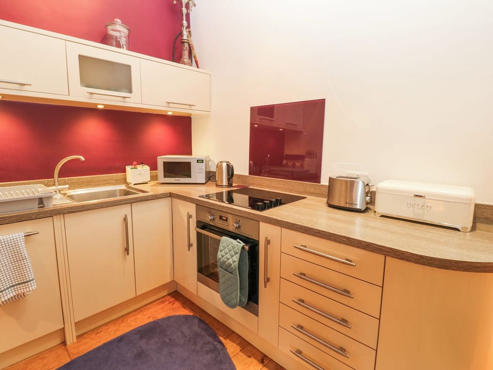 Fridge, dishwasher, toaster, cookware/dishes/utensils