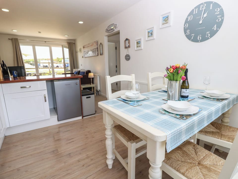 Cottage | Dining
