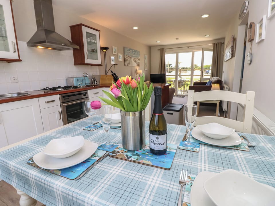 Cottage | Dining