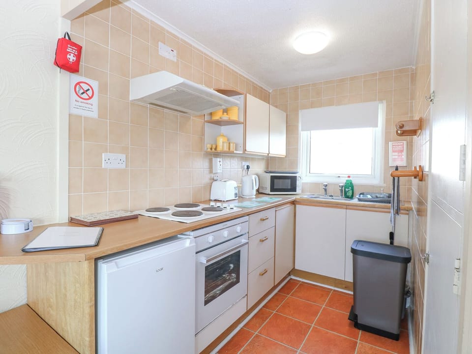 Fridge, cookware/dishes/utensils