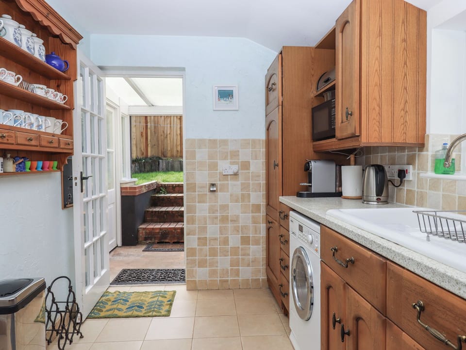 Fridge, microwave, dishwasher, cookware/dishes/utensils