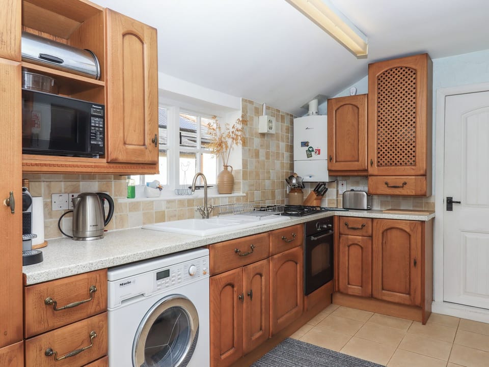 Fridge, microwave, dishwasher, cookware/dishes/utensils