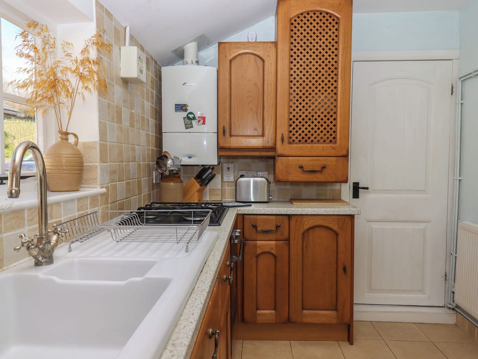 Fridge, microwave, dishwasher, cookware/dishes/utensils