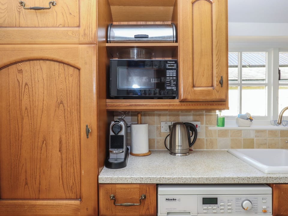 Fridge, microwave, dishwasher, cookware/dishes/utensils
