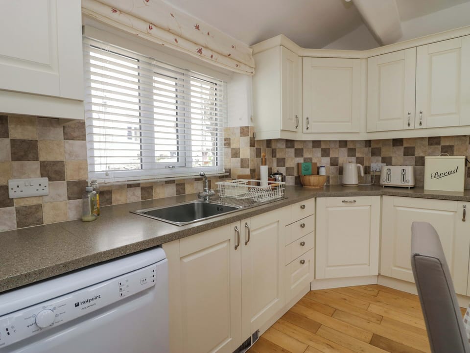 Fridge, dishwasher, cookware/dishes/utensils