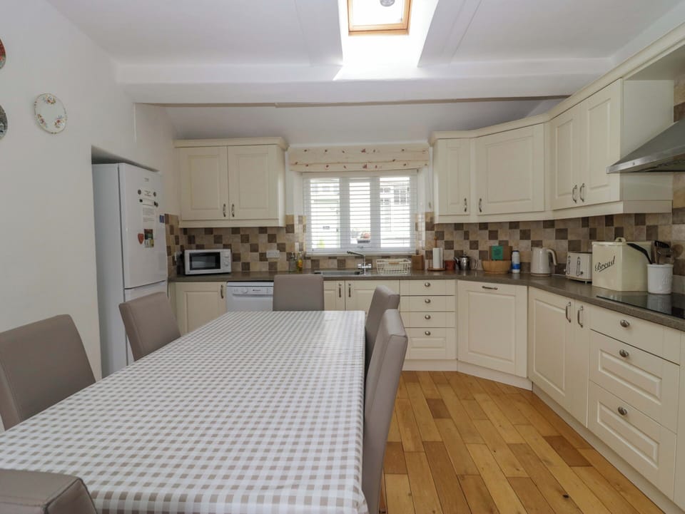 Fridge, dishwasher, cookware/dishes/utensils