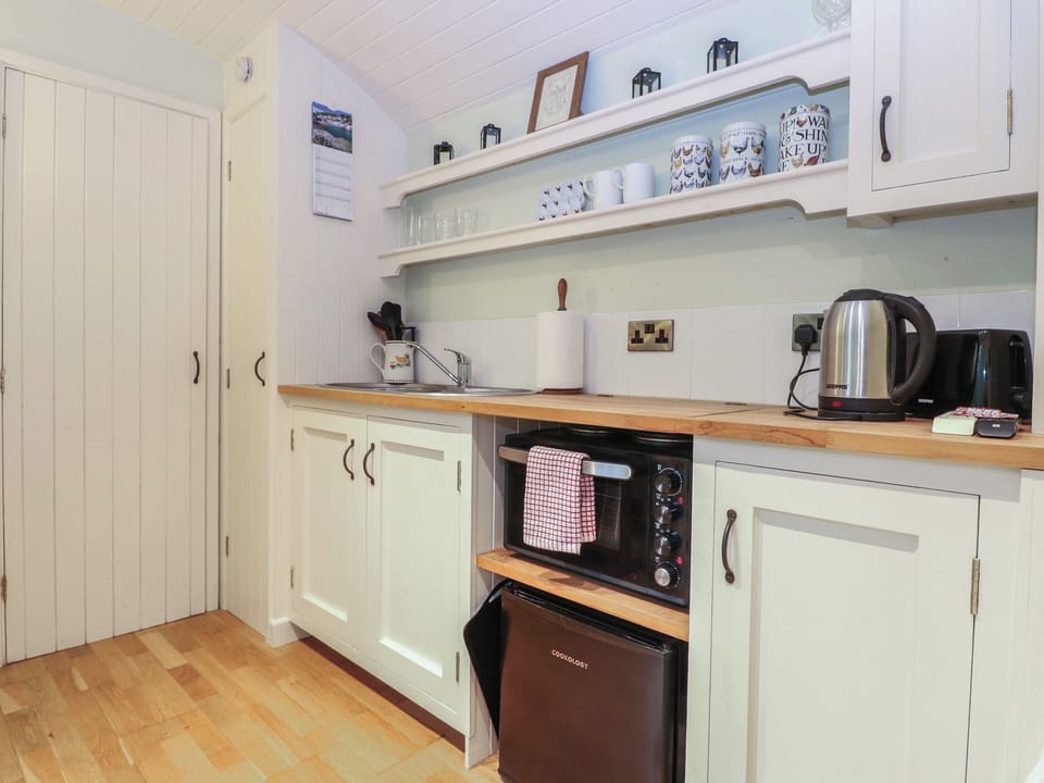 Cottage | Private kitchen | Fridge, toaster, cookware/dishes/utensils