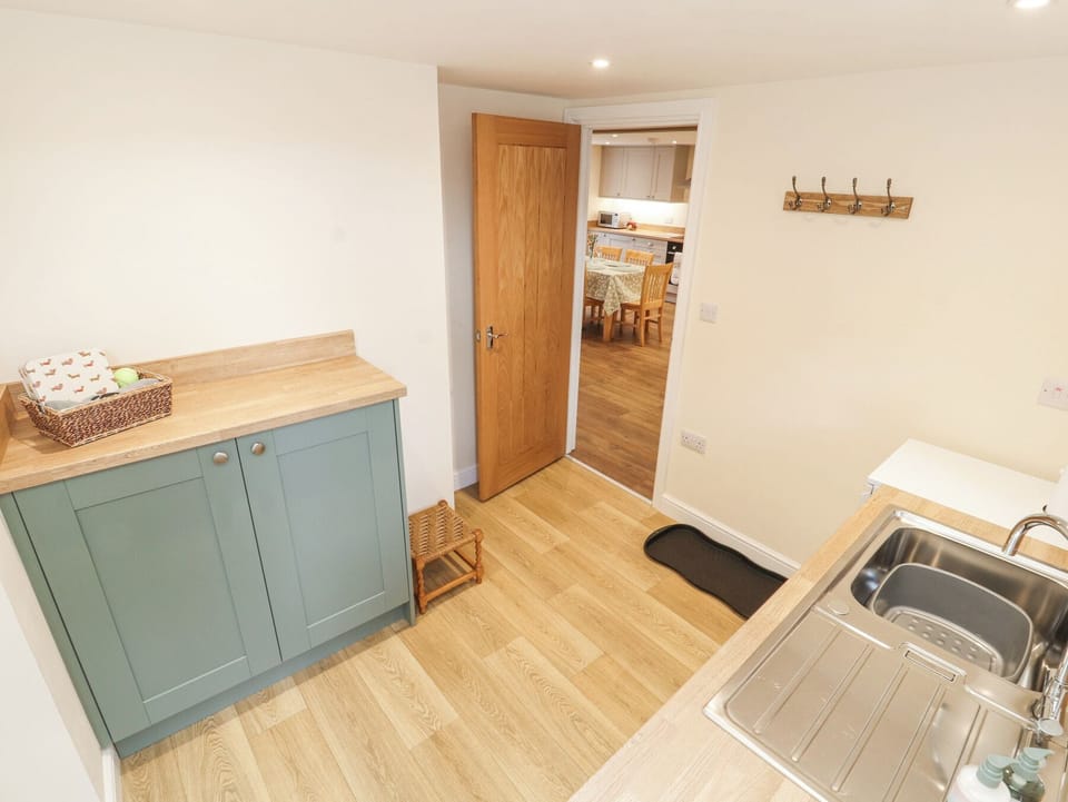 Fridge, dishwasher, cookware/dishes/utensils