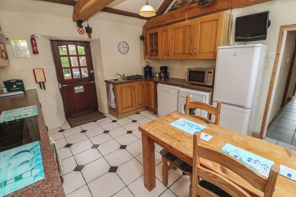 Cottage | Private kitchen | Fridge, dishwasher, electric kettle, toaster