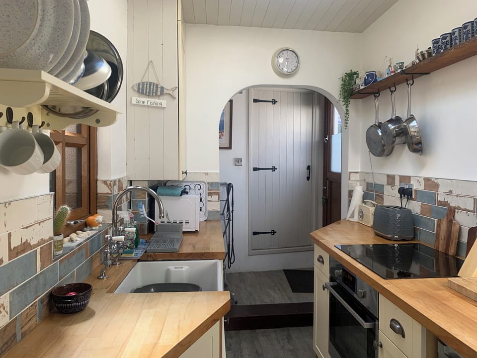 Cottage | Private kitchen | Fridge, electric kettle, toaster, cookware/dishes/utensils