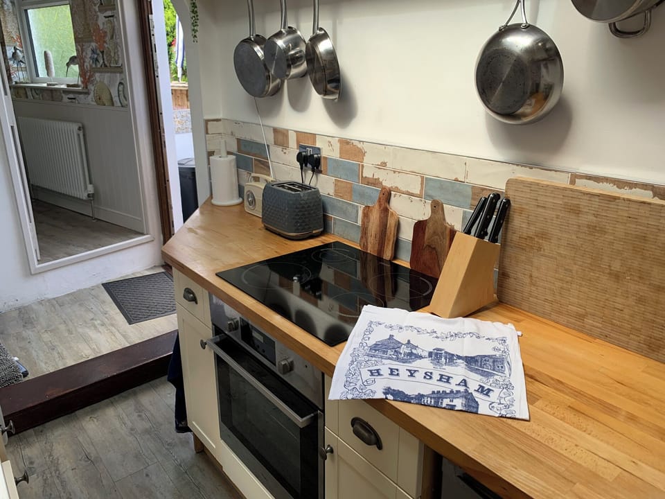Cottage | Private kitchen | Fridge, electric kettle, toaster, cookware/dishes/utensils