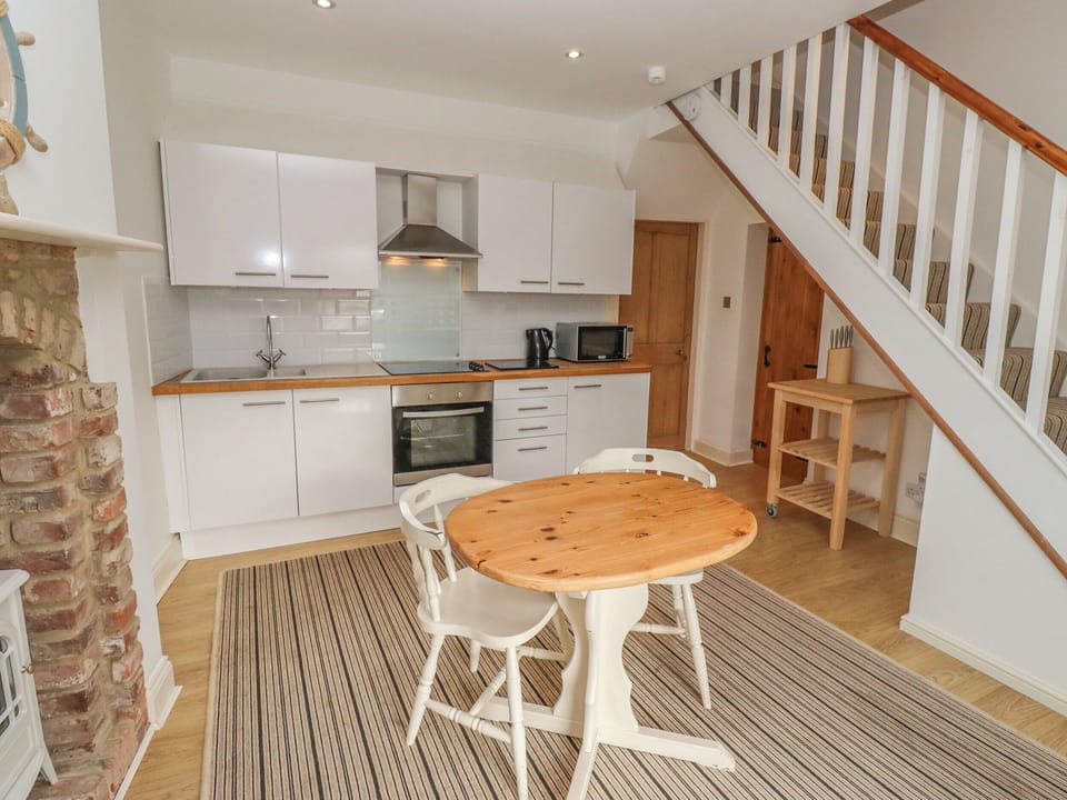Cottage | Private kitchen | Fridge, microwave, toaster, cookware/dishes/utensils