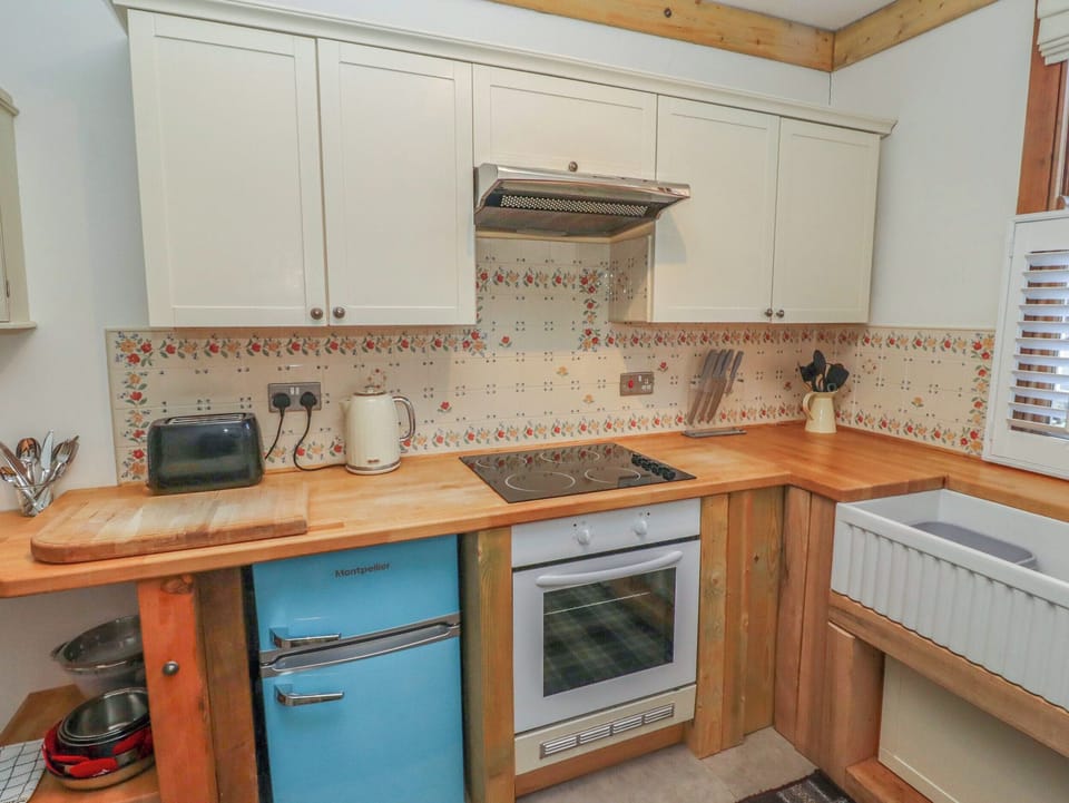 Cottage | Private kitchen | Fridge, microwave, toaster, cookware/dishes/utensils