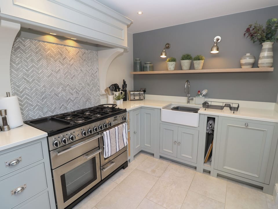 Fridge, dishwasher, cookware/dishes/utensils