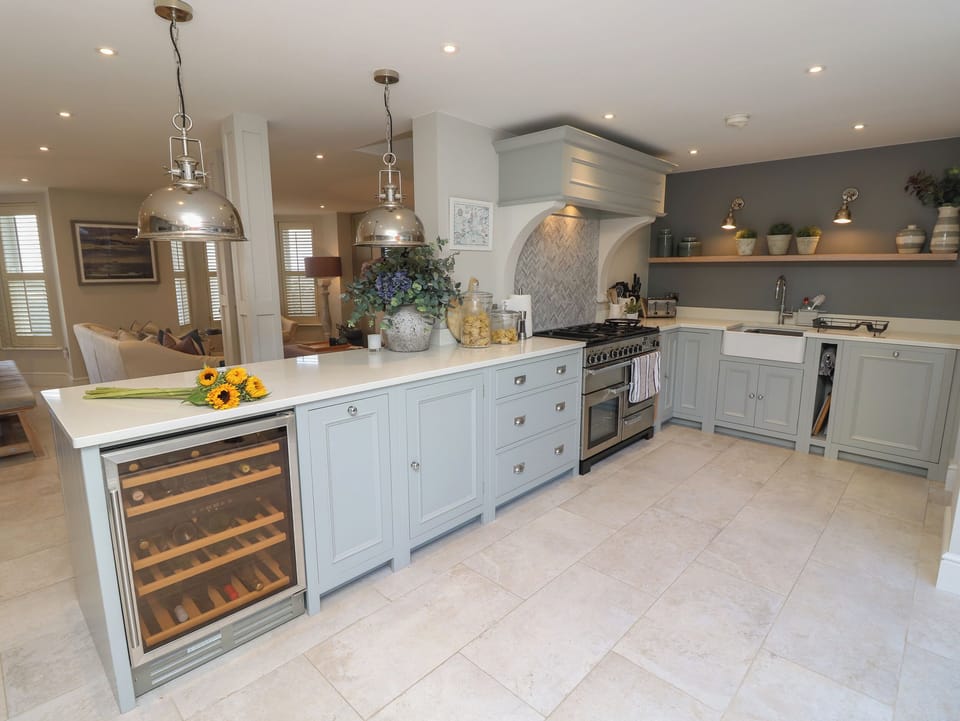 Fridge, dishwasher, cookware/dishes/utensils