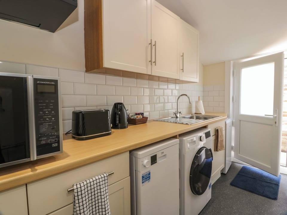 Dishwasher, cookware/dishes/utensils